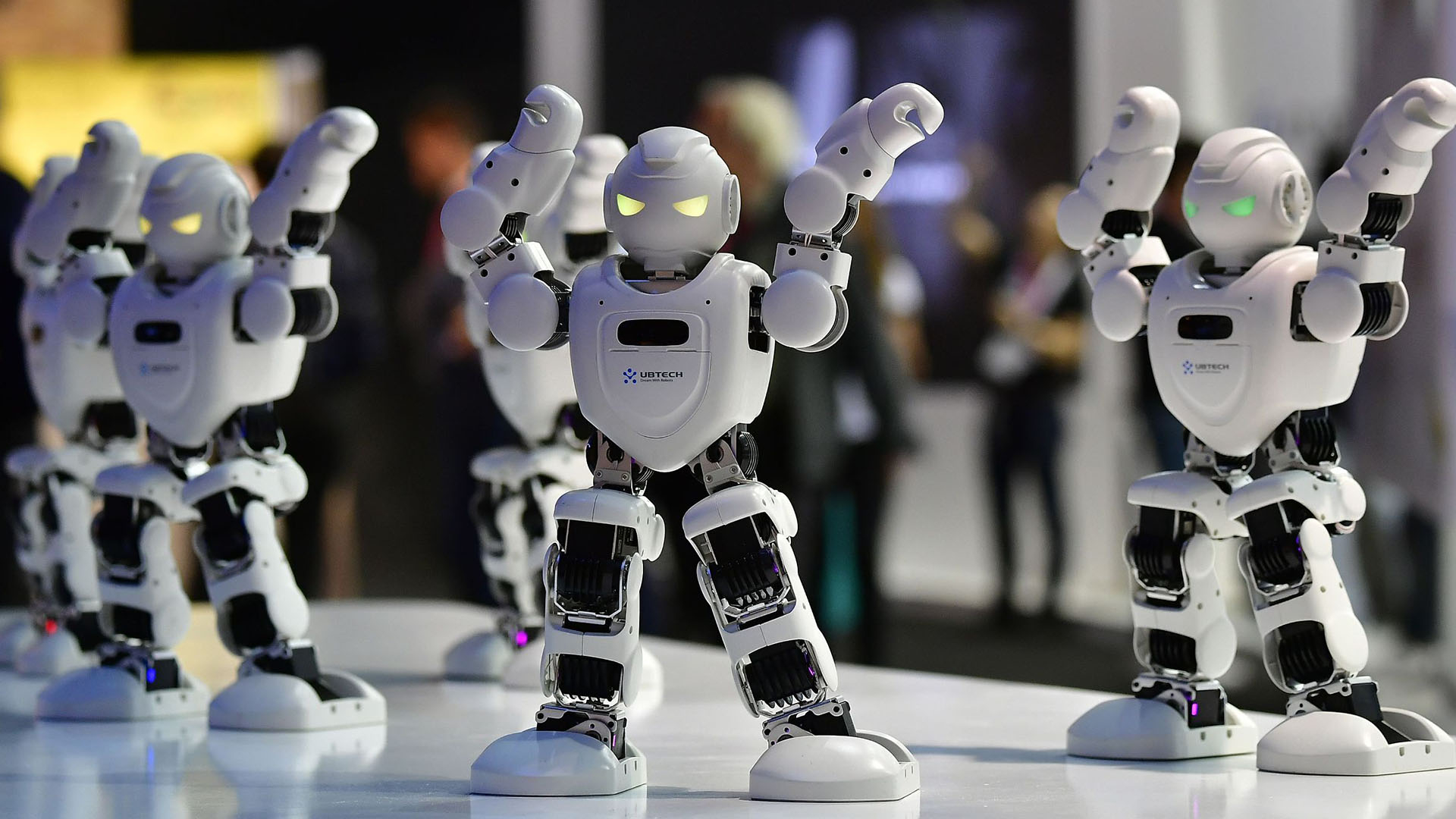 Танец роботов на играх будущего. Танцующий робот. Роботы для детей. Робот танцует. Танец робота.
