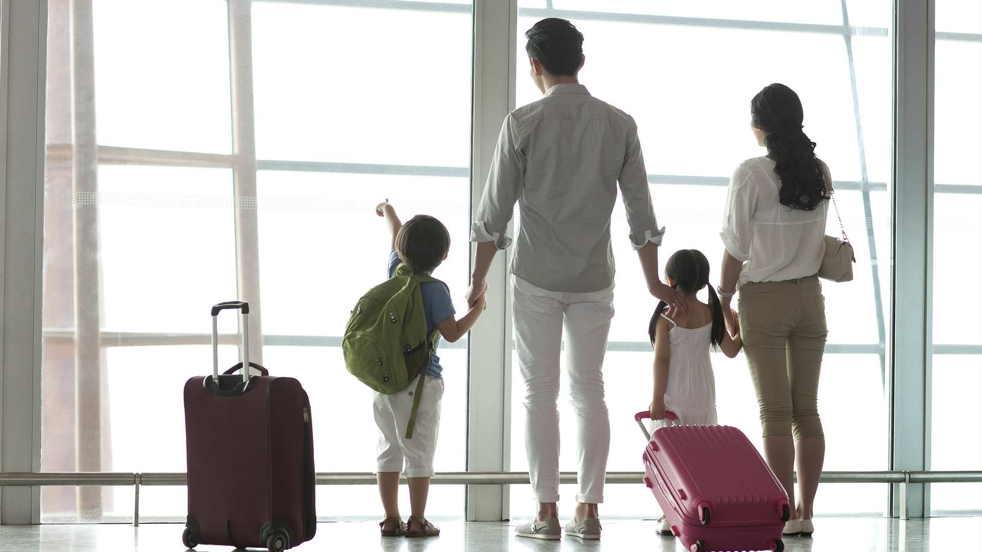 Путешествие семья аэропорт
