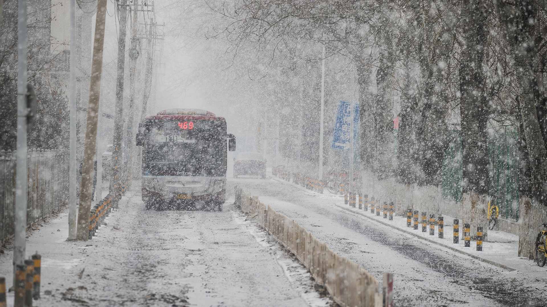 Снег мп 3. Снегопад в городе. Зима сильный снег. Сильный снегопад трасса. Сильный снегопад на трассе Томск.