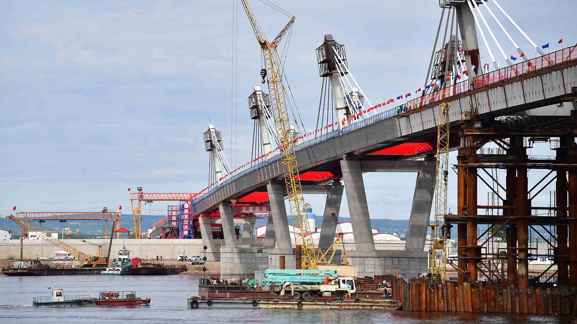 Автомобильный мост между Россией и Китаем достроили